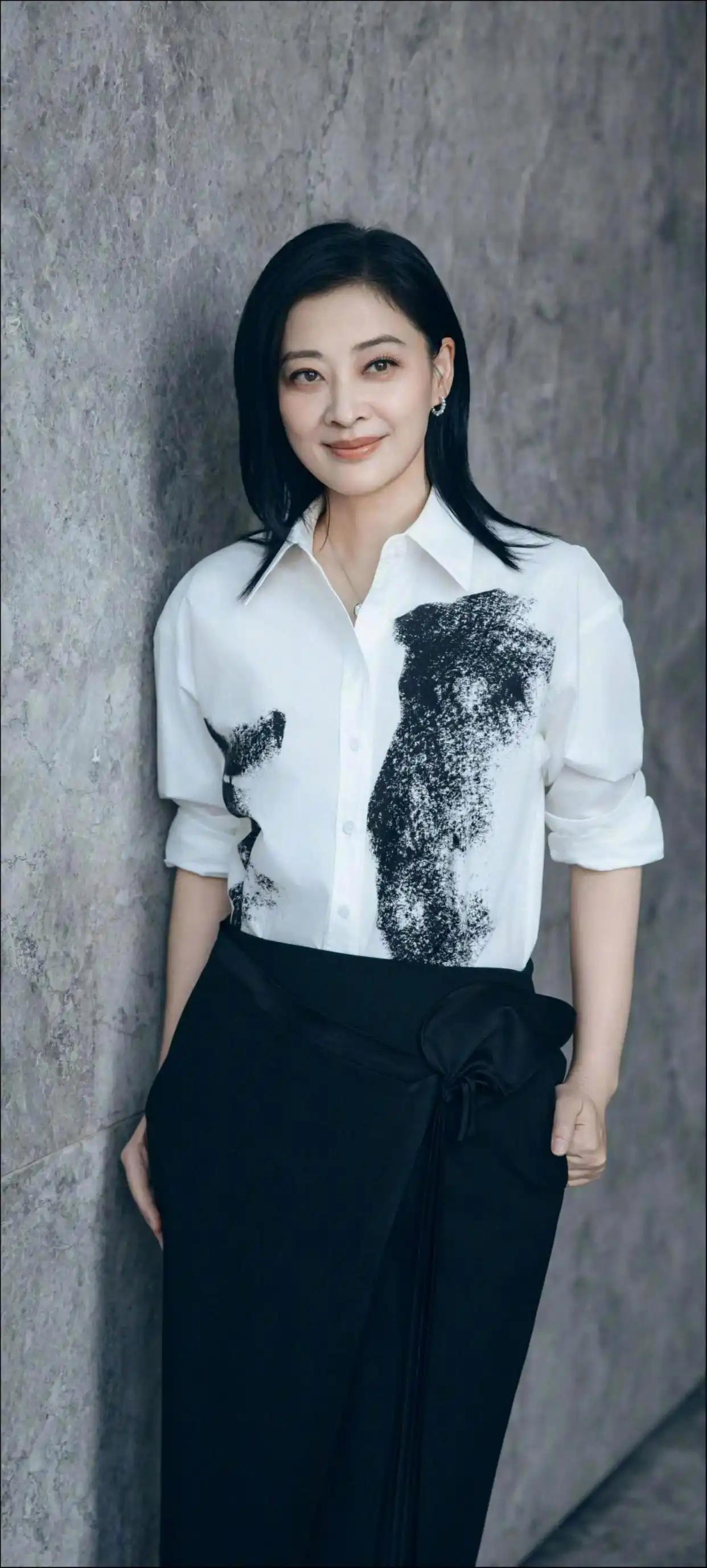 梅婷一直没有瘦下来，其实她微胖反而更美。大眼睛，黑眼圈，更衬托出她的美貌。
