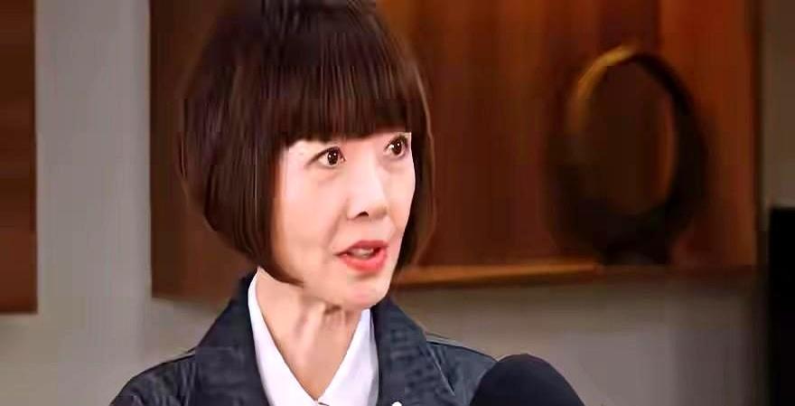 再按老顺序抹护发素，头发永远吃不到营养！把护发顺序倒过来：干发先涂油，等3