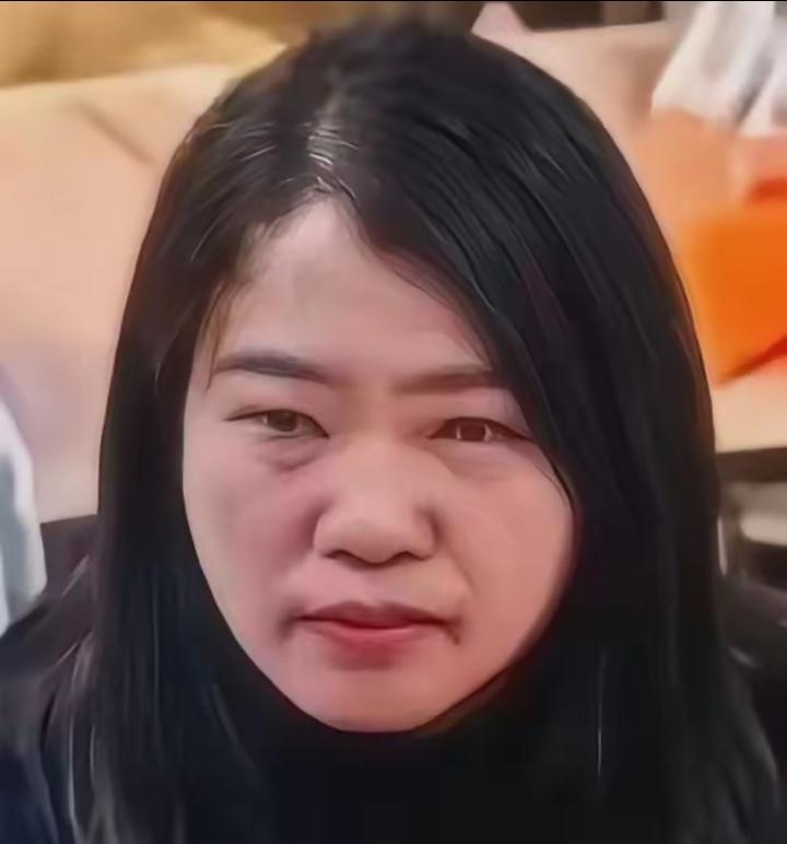 前几天，保定高阳一家餐厅里，一个女孩只是坐错了凳子，发现后立刻道歉、马上让开。就