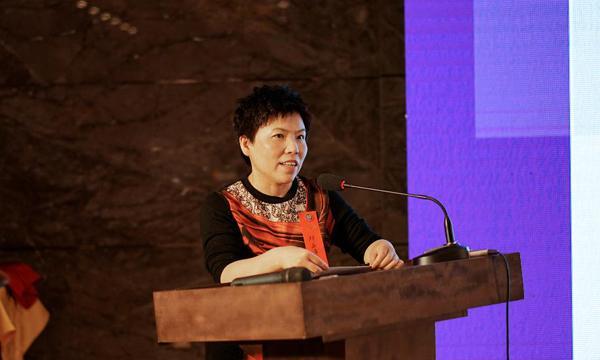 1997年，邓亚萍退役后去清华大学读书，第一堂课，老师问她：“你的英语如何？”邓