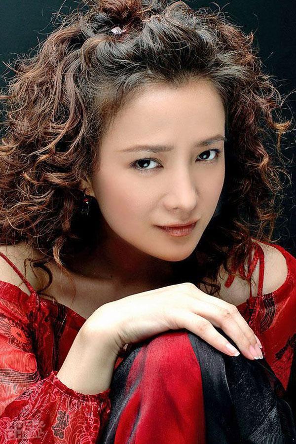 何晴的初恋男友刘威比她大7岁，他们分手后刘威找了个小女友叫做杨若兮，杨若兮不仅比