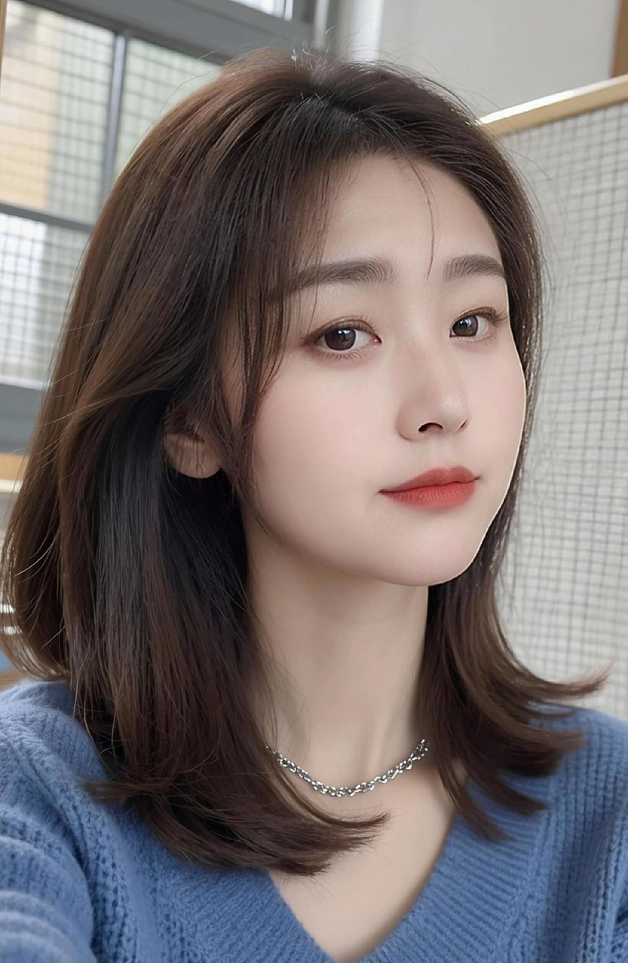 亲戚家儿子结婚，明天去吃大席。老婆不知道穿什么好，她问老公：穿什么衣服显得年轻？