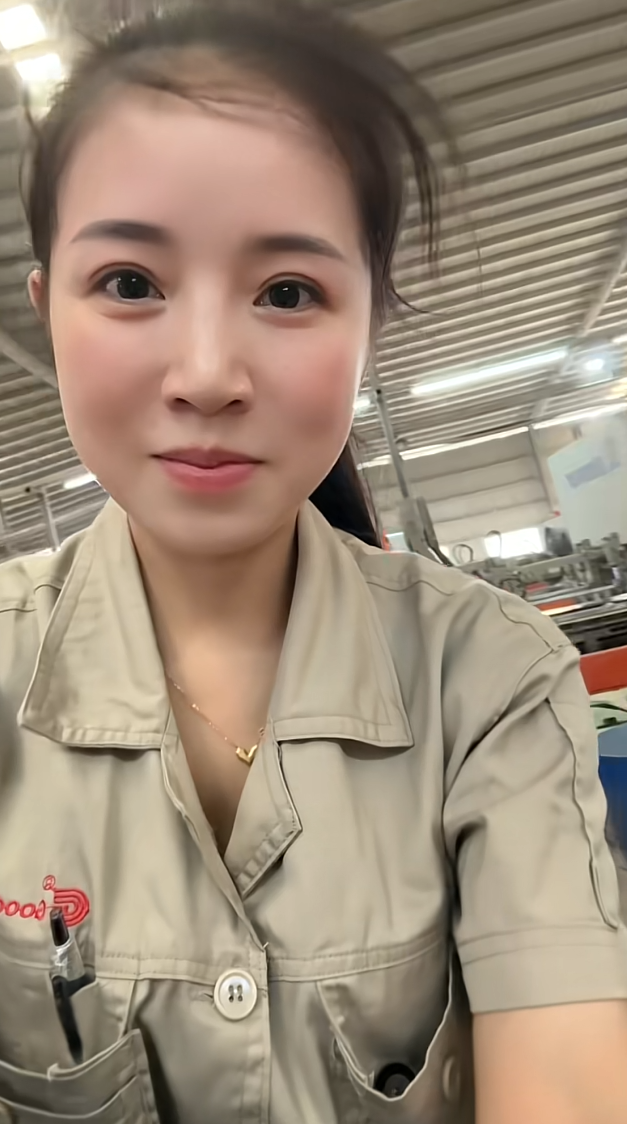 我都热死了，他还带着绒帽子，到底是热还是冷