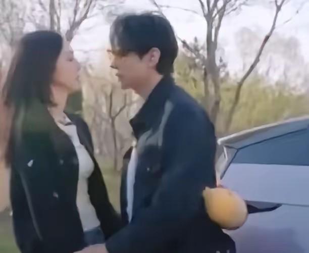 董旋说张维伊，早起的时候，撅着嘴不愿意。他说，就是早上来不开心，平时都睡到下午一