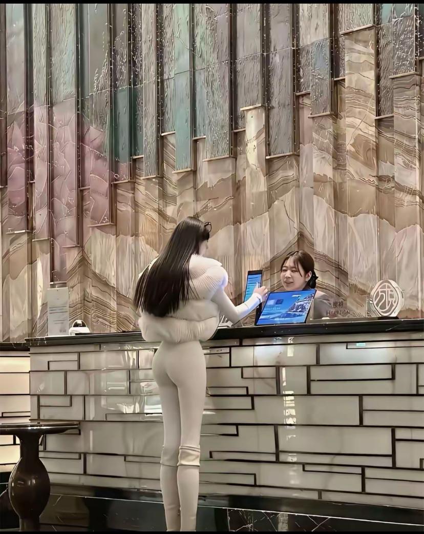 这穿搭厉害了，没有好身材不敢这么穿。[捂脸哭][捂脸哭][捂脸哭]