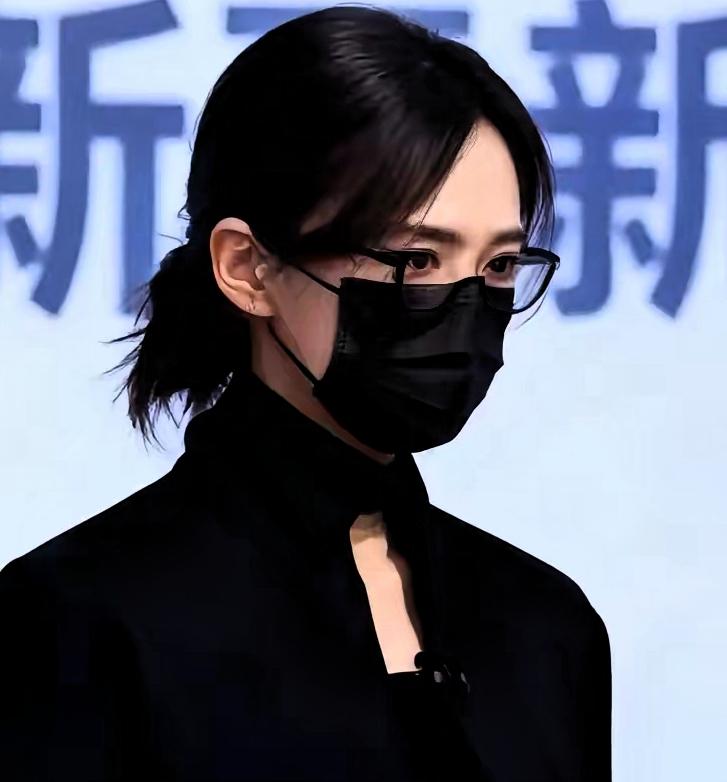 唐嫣葬礼风波，教养和无奈的混合体罗晋父亲走了，唐嫣去了葬礼，悄悄地，大家都在看