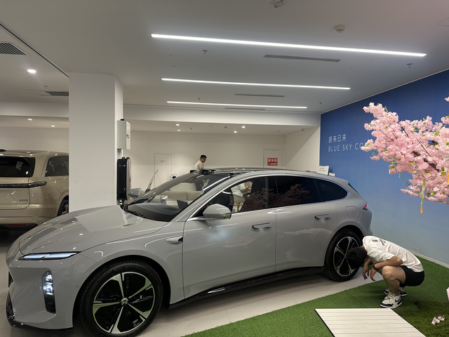 选车心得蔚来et5t工作上下班通勤每天来回得130公里，油车实在太费钱了，单位