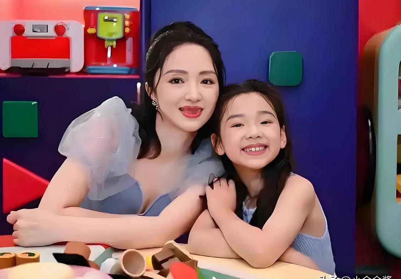 董璇大方承认再婚后，近日首度携女儿小酒窝公开亮相。活动现场，母女俩亲密依偎，董璇