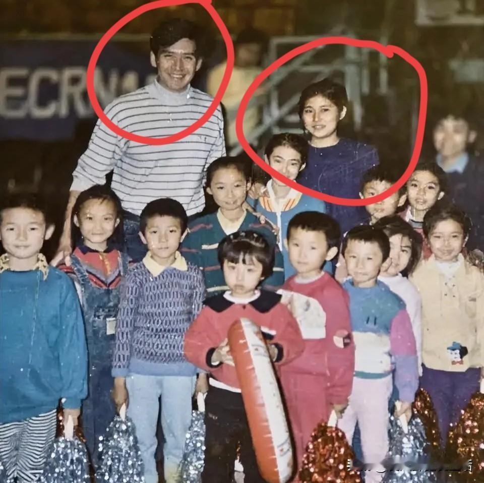 这是史晓燕前小姑子铁静的照片，年轻的时候也是一个漂亮的大美女，因为挑选一帮孩子去