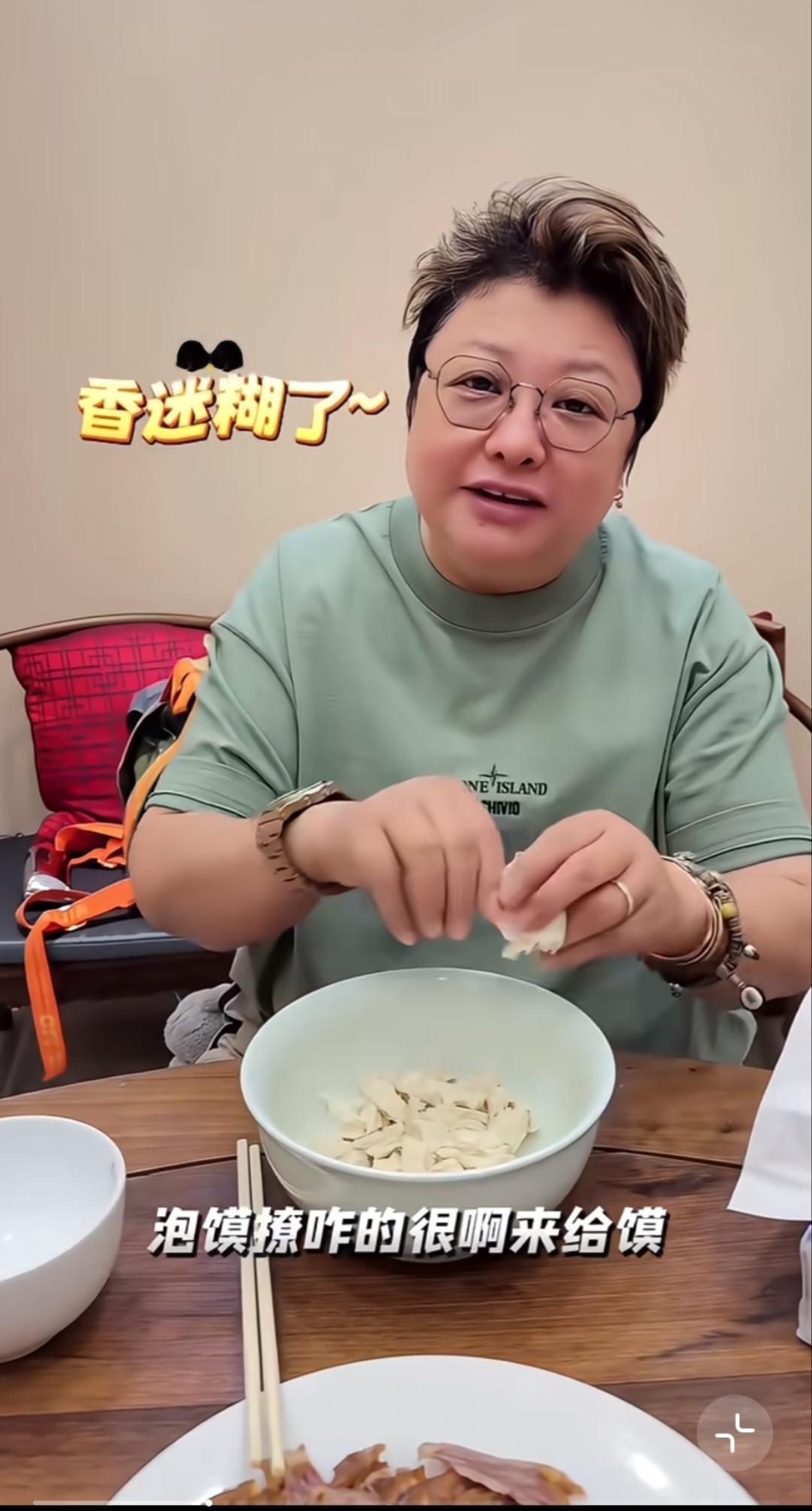 韩红西安吃泡馍，皮肤红润，精神饱满。一边掰馍一边用陕西话说着，开心的很。