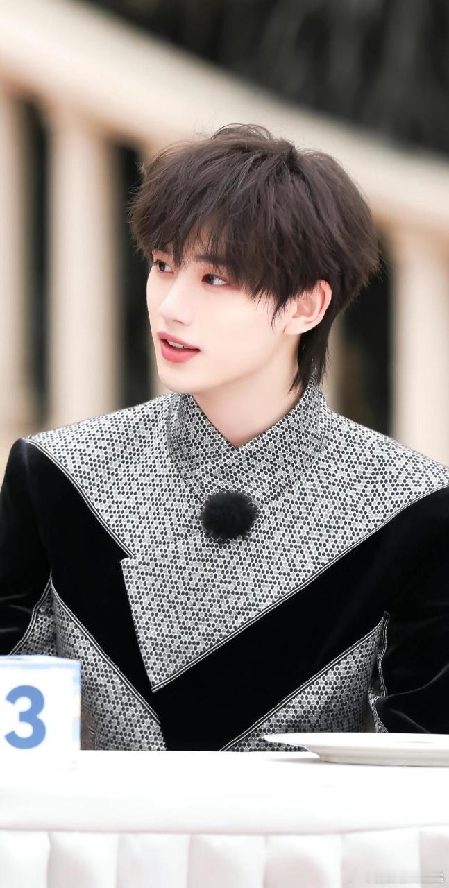 丁程鑫只是看起来聪明这句话含金量还在上升咱们就是说丁程鑫给自己玩成卧底了哈哈哈