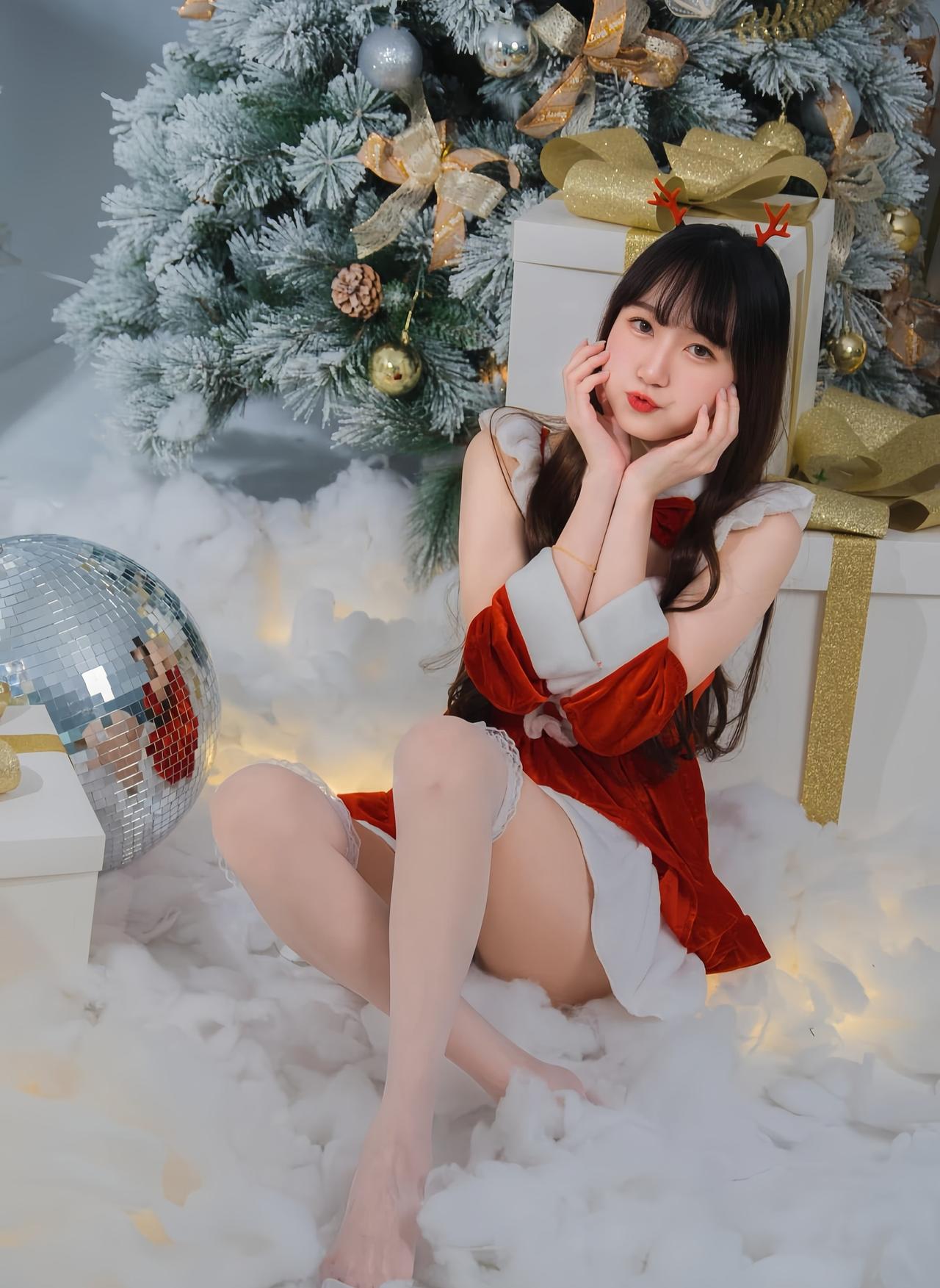 圣诞氛围浓厚的少女，坐在雪地里的圣诞树旁，甜美可爱！🎄💄💕