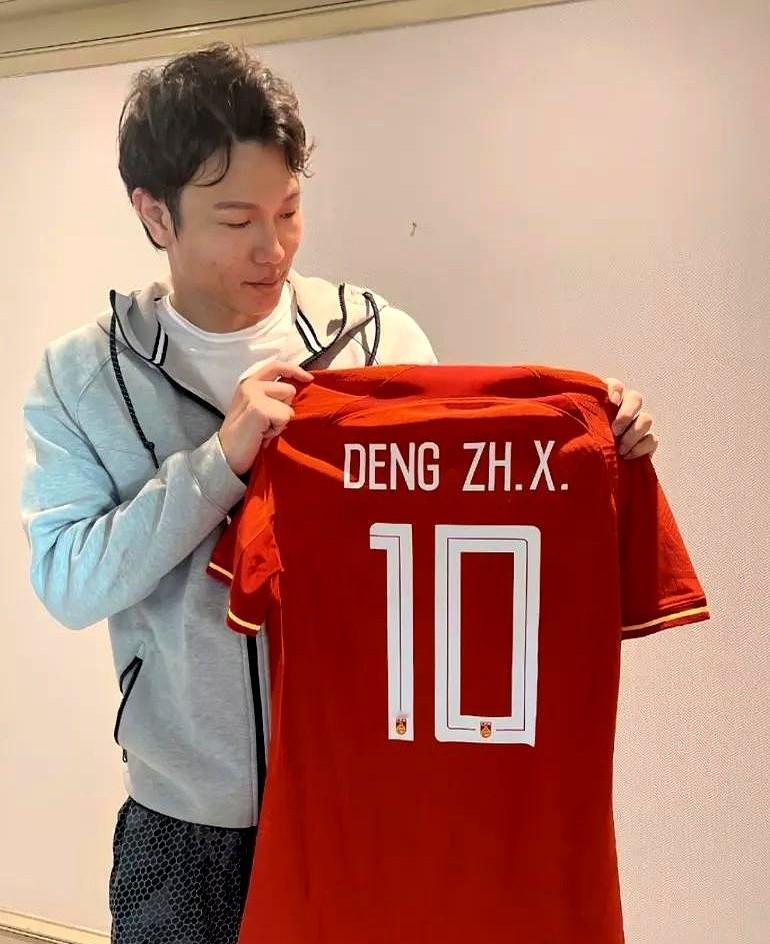 武汉三镇如果不打算摘掉邓卓翔临时主教练的临时二字。要说这谈笑风生的本事还真不