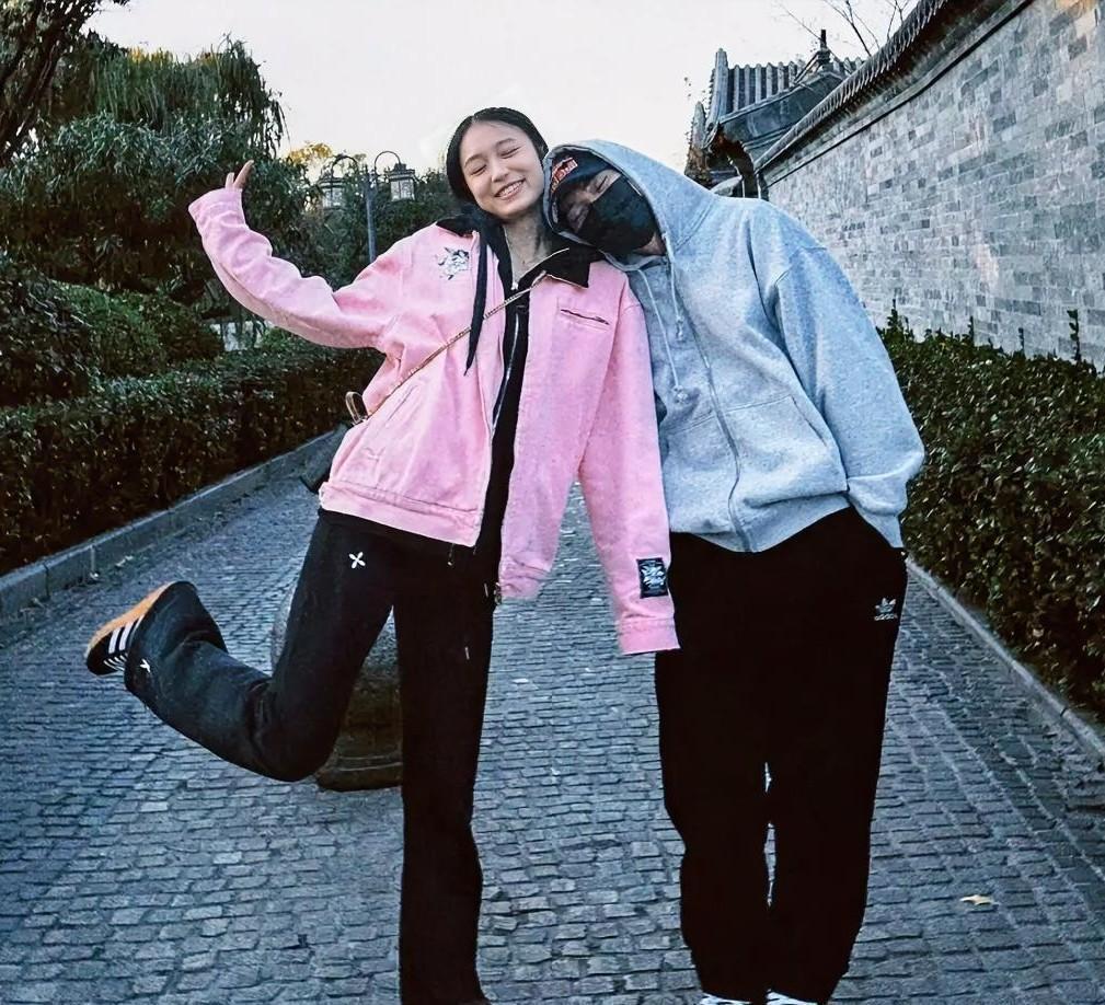 千万别把冬奥选手谈恋爱看成浪漫偶像剧。全网刷到苏翊鸣蹲下给朱易扣紧雪板卡扣时，