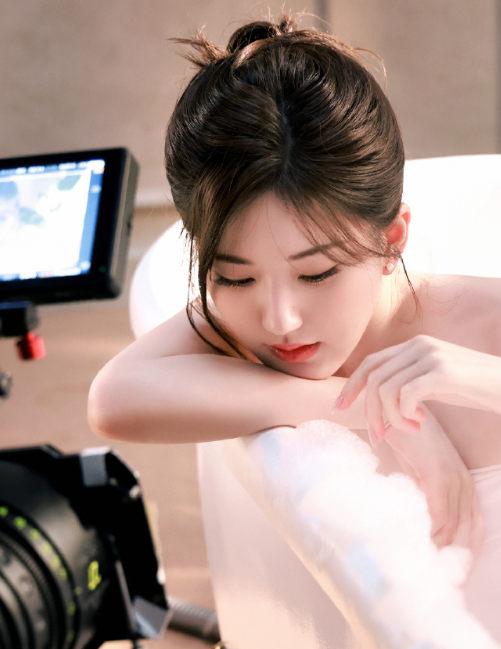 赵露思白色挂脖裙甜美写真