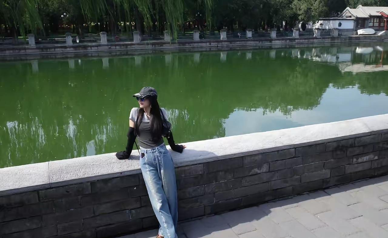 6月10日，蔡依林打卡北京故宫，身穿灰色和黑色拼接体恤，头戴棒球帽，看起来十分减