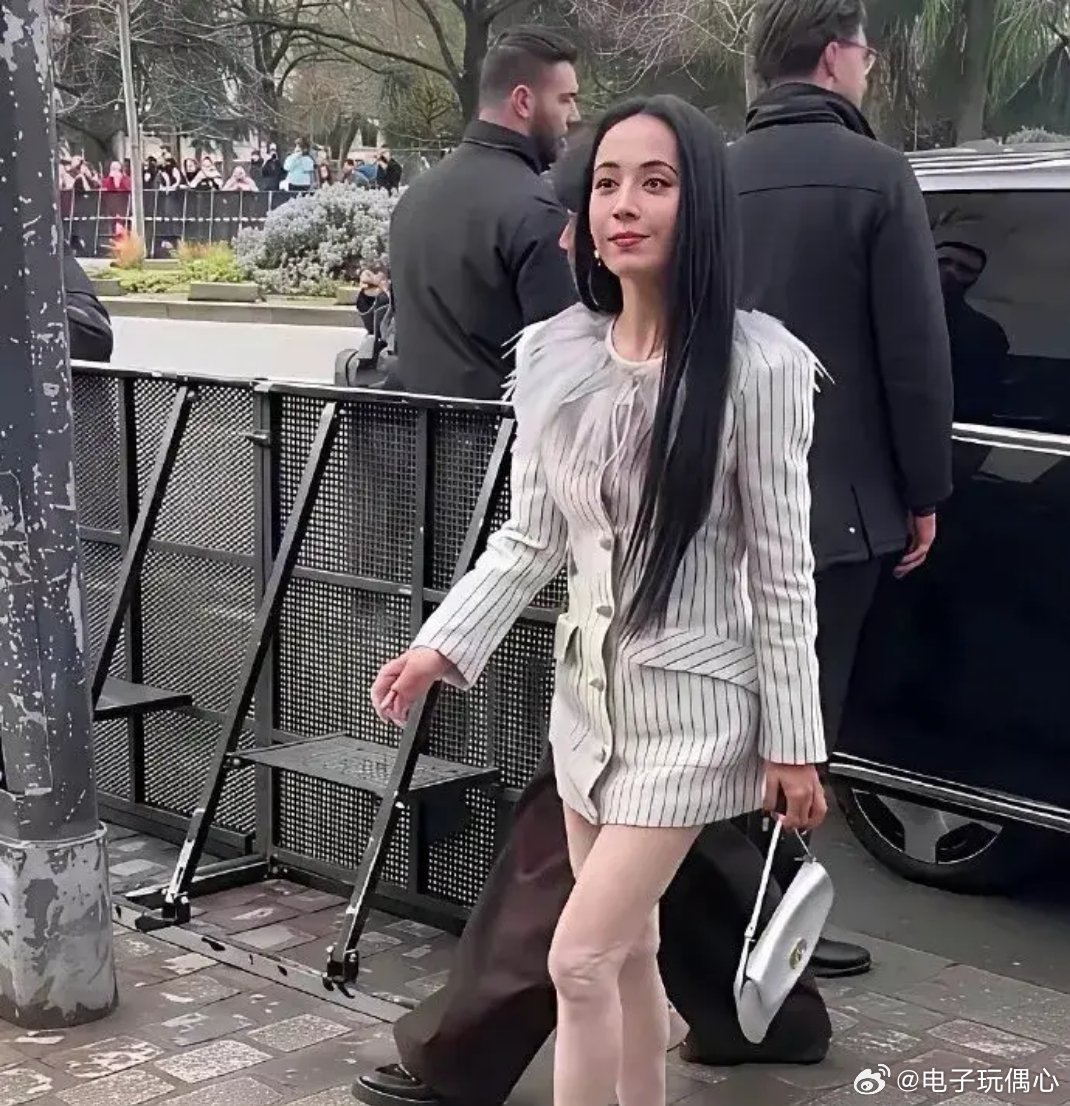 蔡依林这状态像偷穿了妈妈的高跟鞋，脸未老腿先老