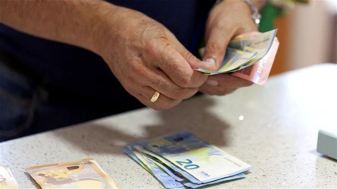 以前欧洲发达国家的工资，基本可以达到5000欧元，甚至更高，而现如今，很多欧洲发