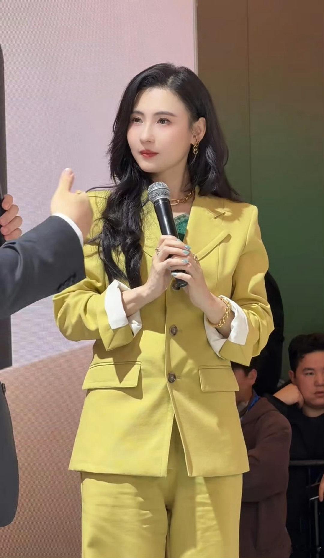 张柏芝戴了大金链子张柏芝戴上大金链子，这反差效果绝了！本以为会怪怪的，没想到姐