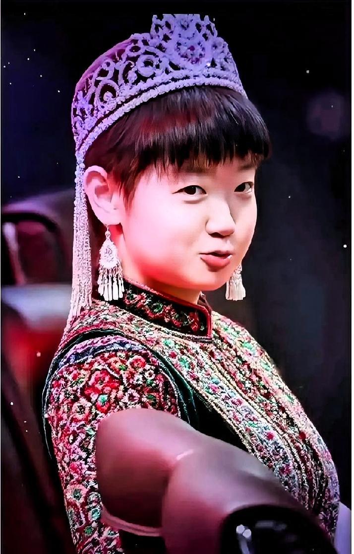 这套新疆服很配莎莎的俏来，莎莎新疆舞跳起来先扭扭脖子再转几个圈圈然后来个