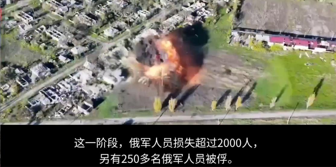 “老式装甲车直接改成自爆车！”两辆没人驾驶的BTR顶着火力往俄军阵地冲，接近工事
