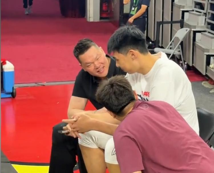 徐昕提前召回季后赛附加赛被淘汰出局后，广州龙狮队方面官宣计划将内线核心徐昕送到美