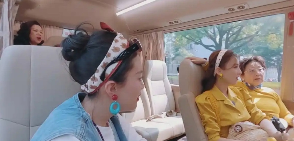 黄圣依妈妈邓传理和前任还有联系。被陈梦妈妈质疑藕断丝连，黄妈妈整个人都慌了，连忙