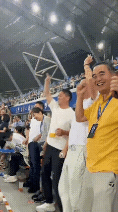 刘强东去看苏超了，他拿着啤酒跳舞好嗨，市长在他旁边开心吹喇叭​​​网友就评