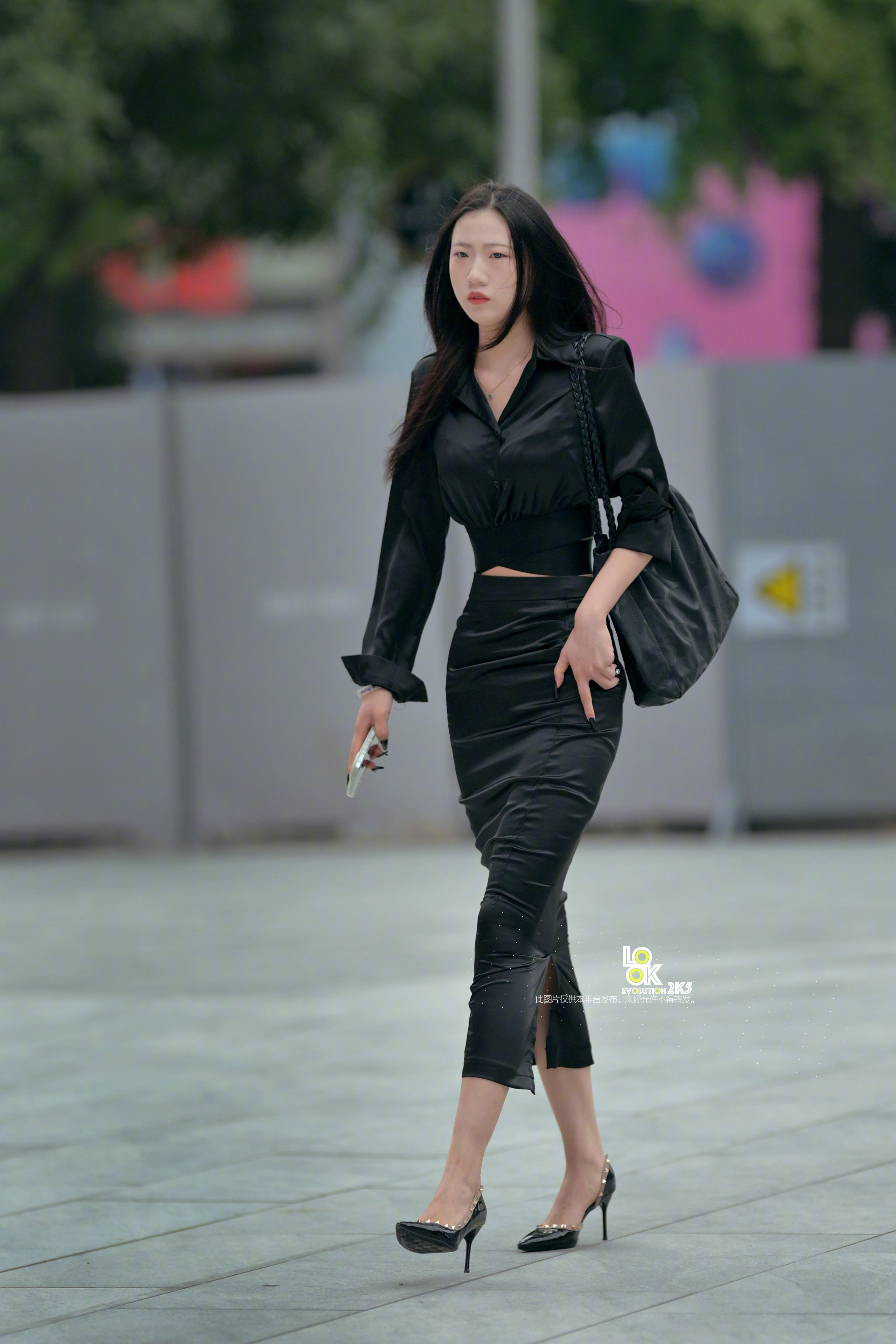这一身黑色好个性的样子啊！​​​