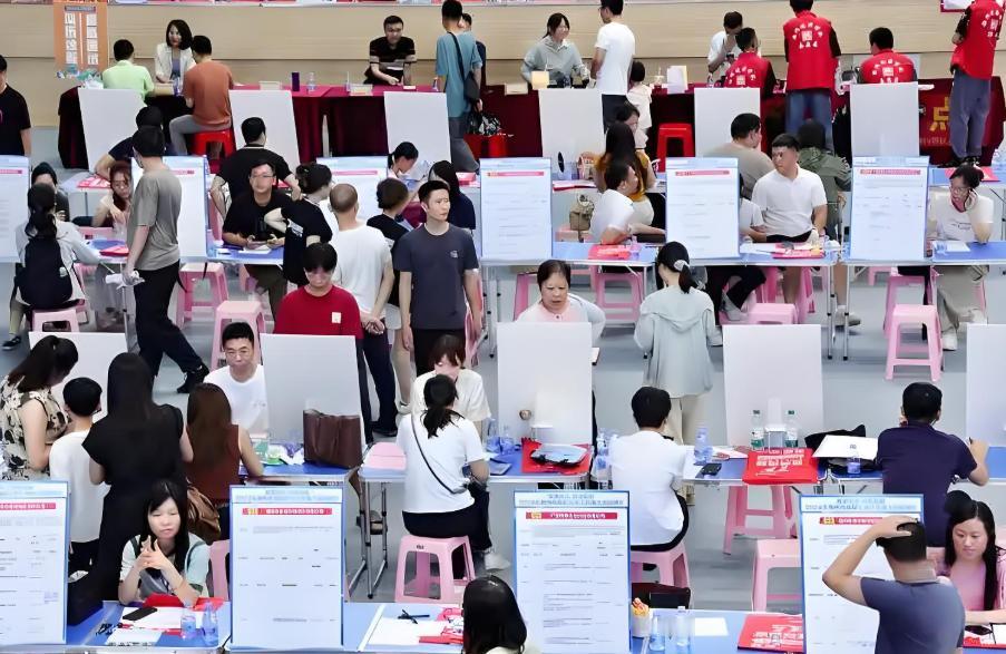 为什么大公司都会死死盯着你的“第一学历”？哥们儿，你先记住一句最扎心的话：因为在