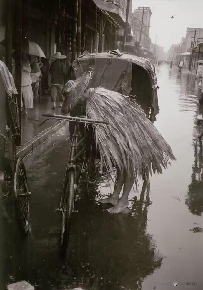 照片中这个人穿的衣服就是蓑衣，现在基本上看不到这样的衣服了，除了在博物馆能够看到