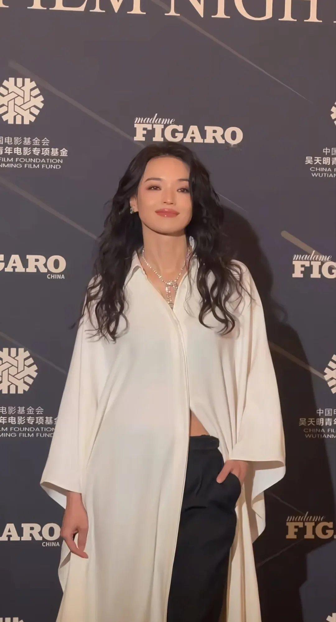 时光仿佛对她格外宽容，那张脸依然保持着青春的光彩，肌肤紧致得看不出岁月痕迹。记得