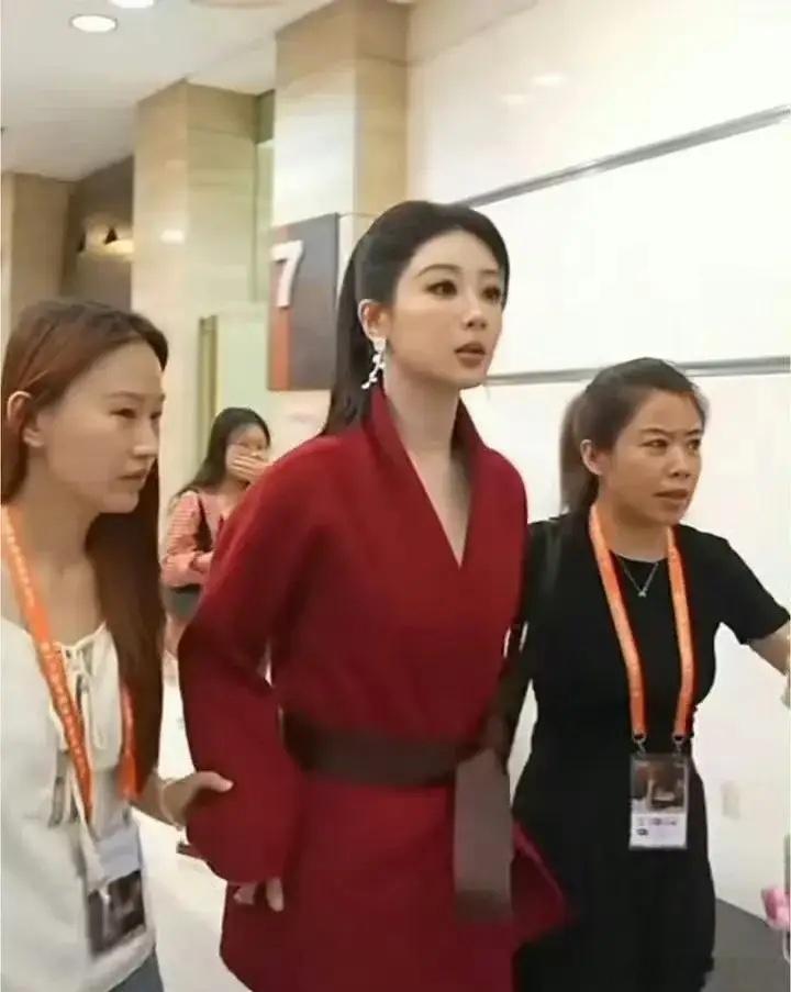 9月28日晚，长沙，金鹰奖提名表彰礼。杨紫上台，没先讲自己，开口先把闫妮老师国庆