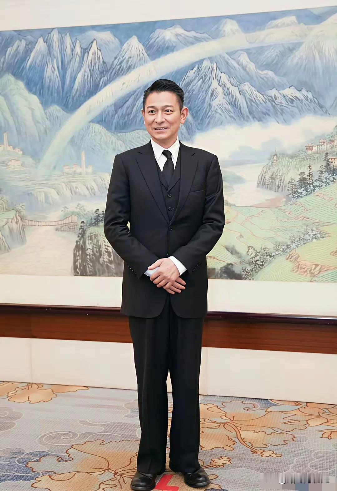 64岁刘德华又上《新闻联播》了，这回是因为当选影协副主席，镜头里依旧帅气有型，状