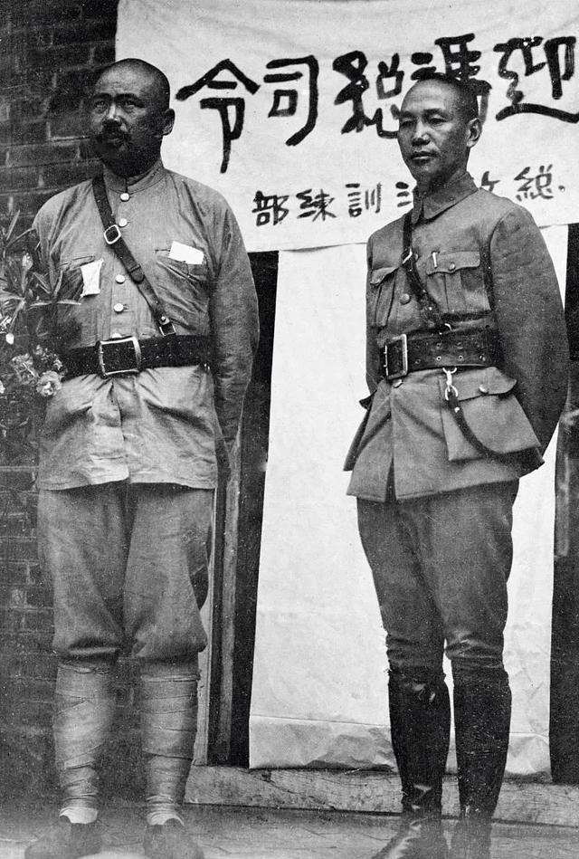 1923年，冯玉祥驻军南苑。有一次旅长宋哲元值班，迟到了10分钟，立即遭到棍责。