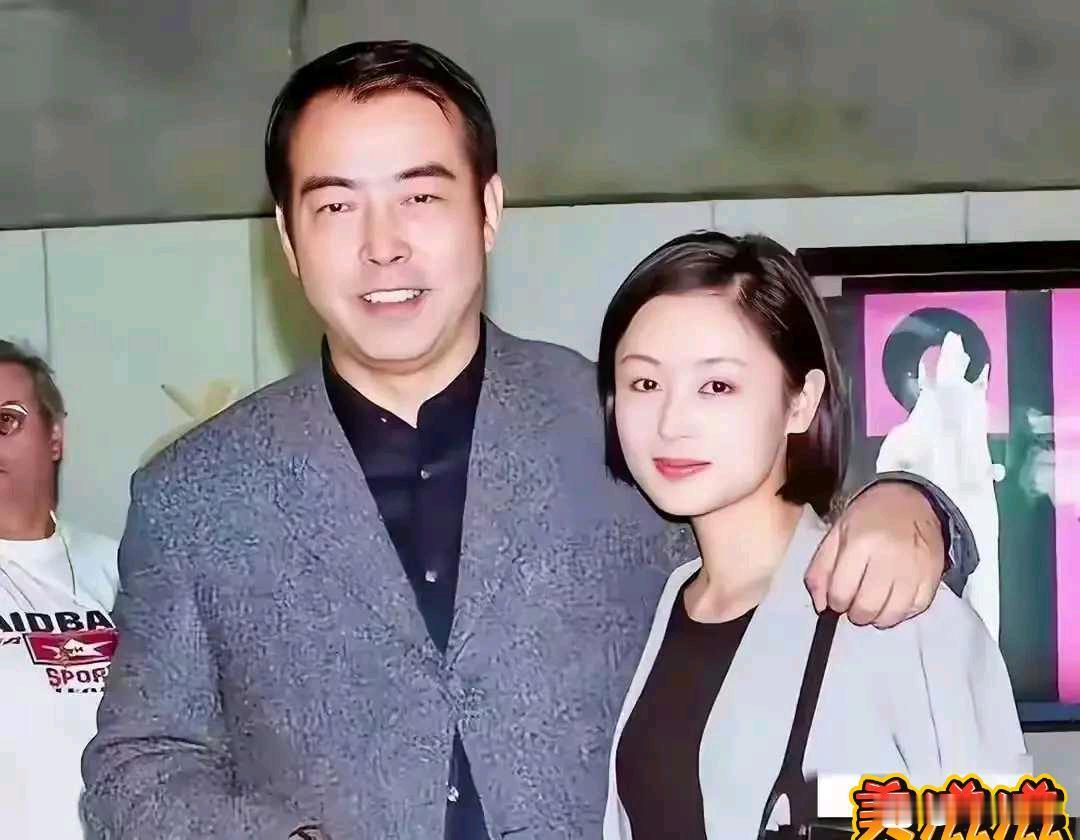 这是陈红与陈凯歌在美国登记结婚时的一张老照片，时光太快了