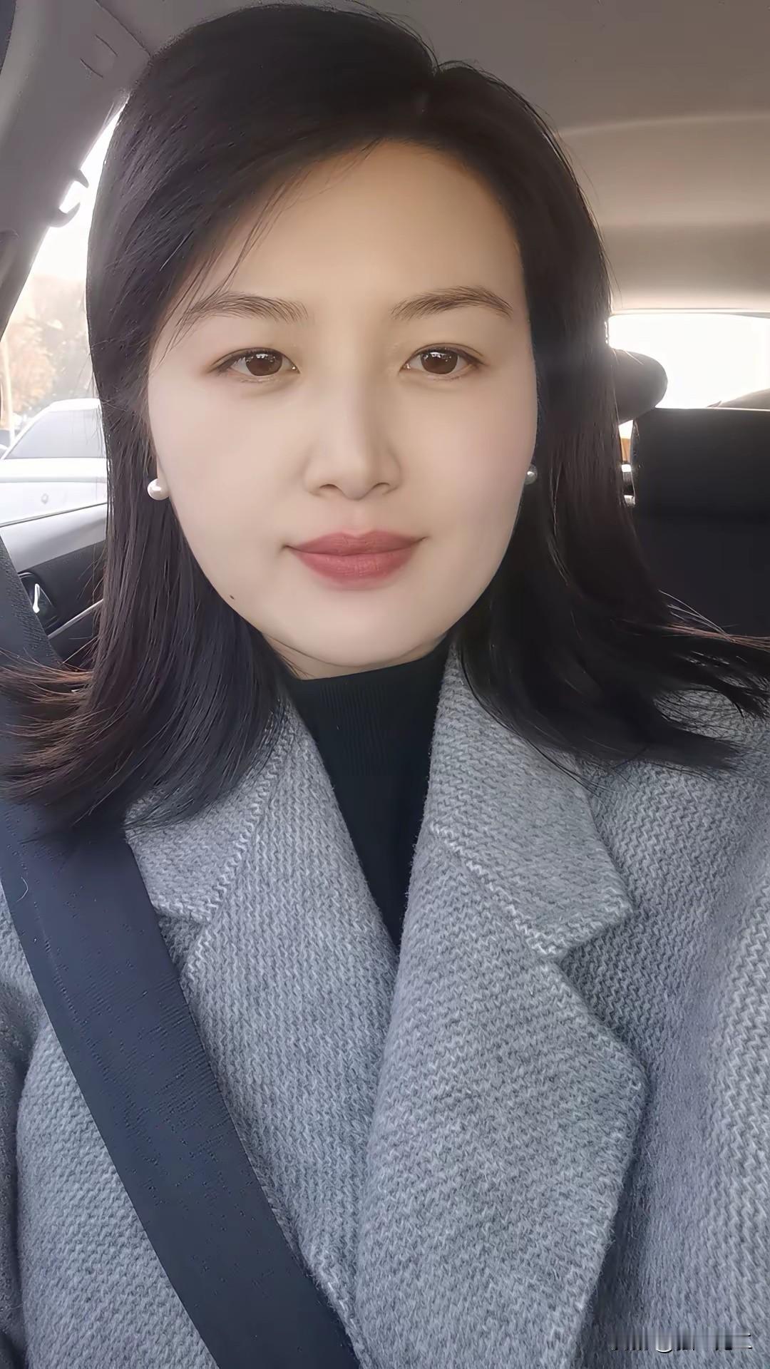 车中美人笑，风里发如云。