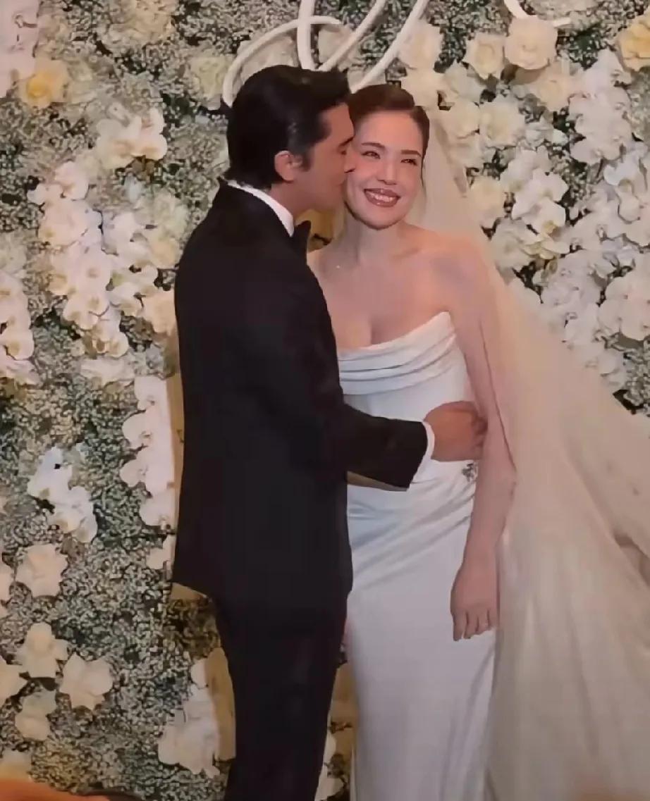家人们速来吃糖！今天台北大婚的邱泽和许玮甯，简直是颜值界的天花板CP，顶帅配顶美
