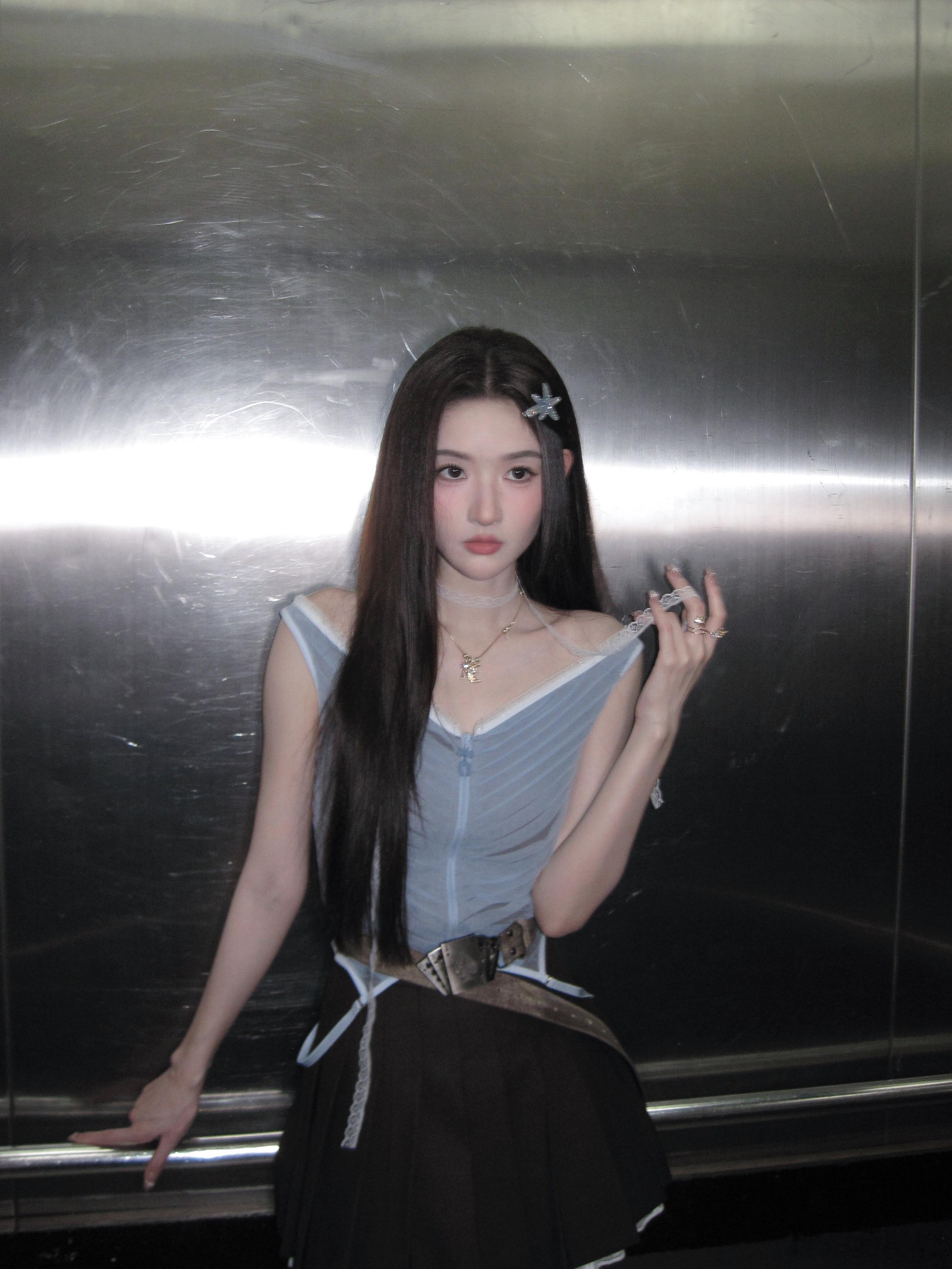 王玉雯珍珠美甲、王玉雯黑长直公主切造型王玉雯全新造型惊艳众人，黑长直公主切甜酷兼