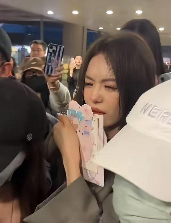 蔡文静，当众痛哭！不是因为被剧组退货了，也不是因为失恋了，而是因为在机场被挤哭了