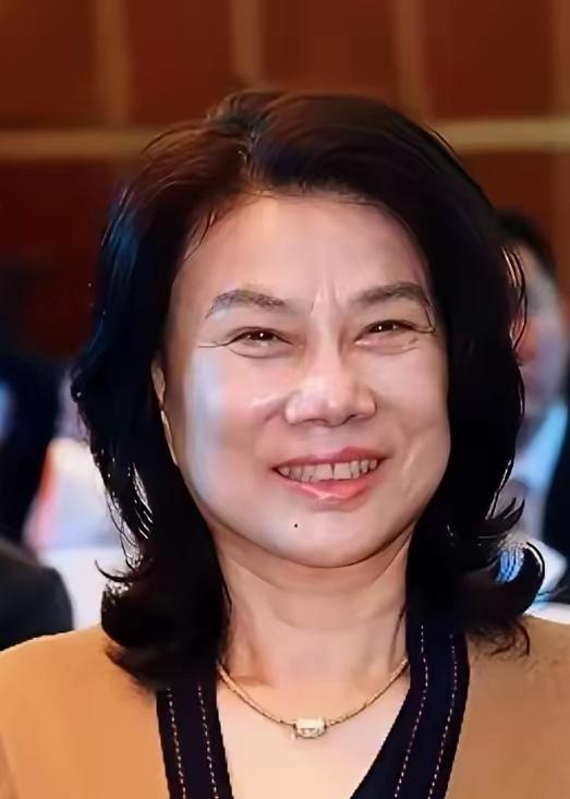 2004年，董明珠像发狂的母狮子大吼：“你们9亿就要把格力卖给老美，休想！”领导