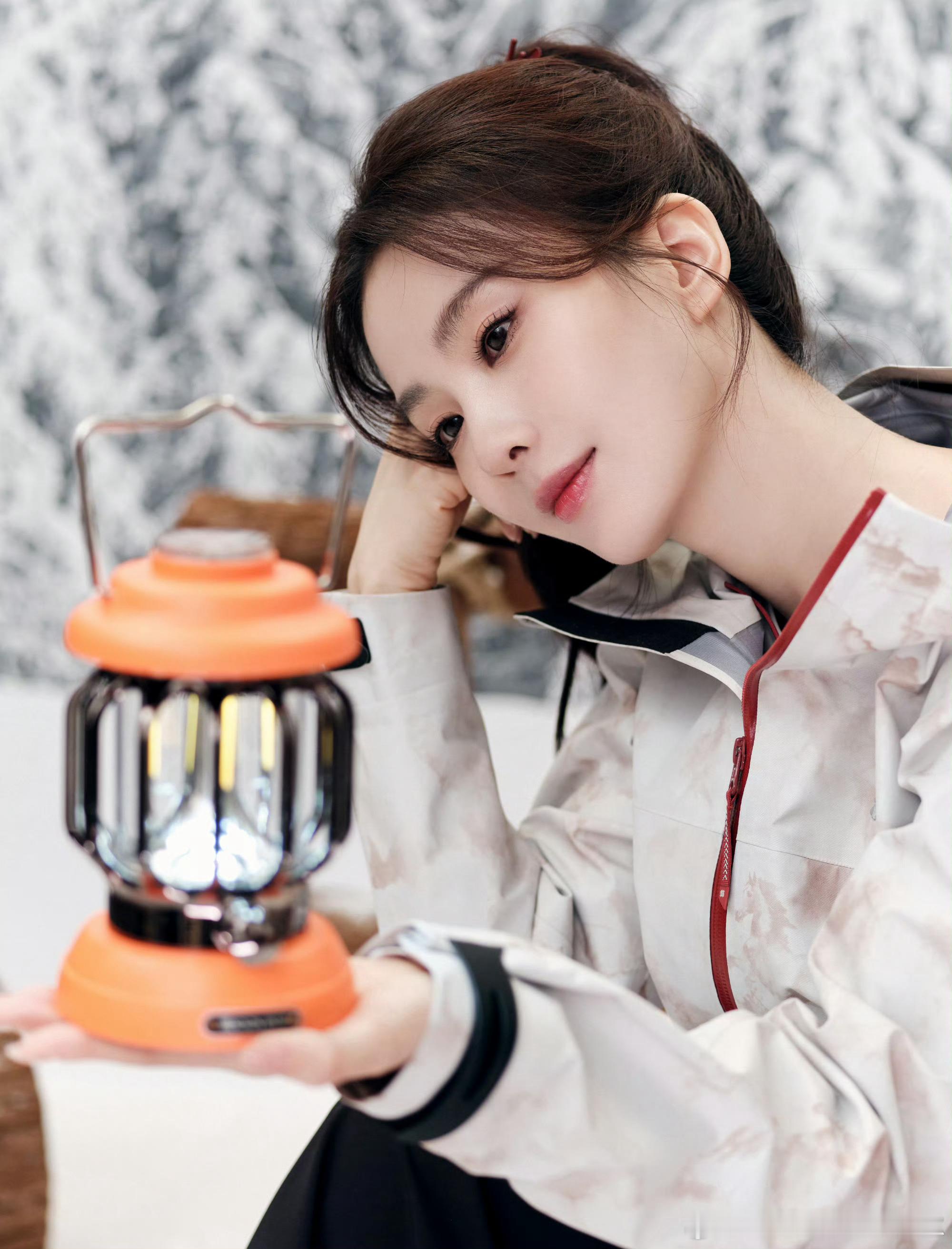 刘诗诗剪彩后紧握剪刀尖头刘诗诗真的好好很难让人不爱细节见人品