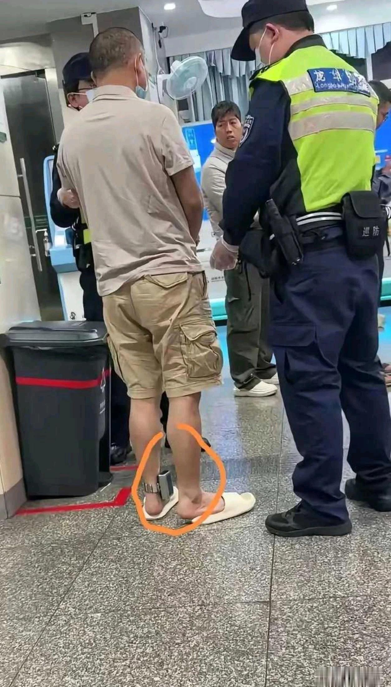 这人脚上怎么还带个东西，起什么作用？