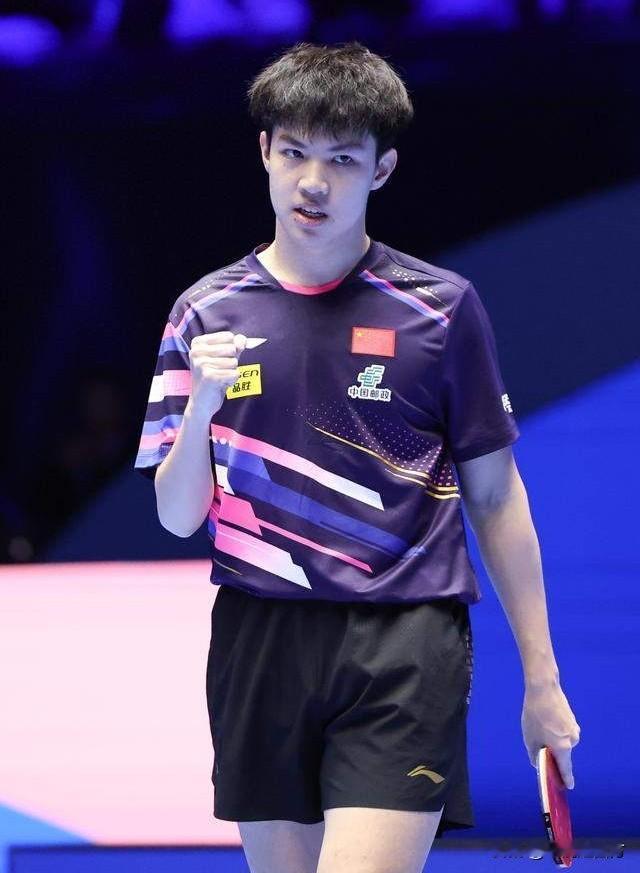 国乒小将黄友政在WTT多哈支线赛压轴进行的男单决赛中对阵日本队20岁小将吉山僚一