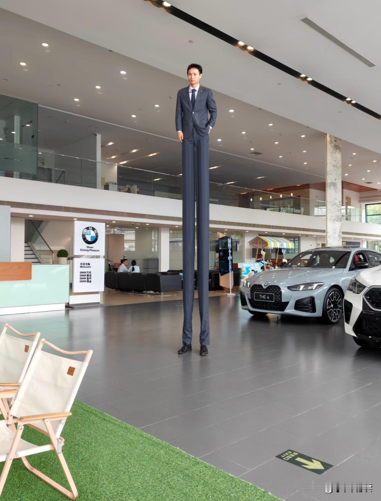 哈哈，不就是卖个豪车嘛，有必要弄得这么盛气凌人吗？