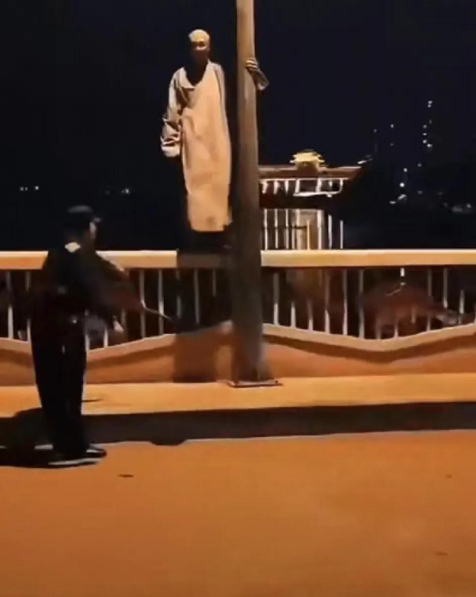 广东吴川江心岛，一和尚跳江身亡。旁边的保安多次劝阻也没起作用，他毅然决然的跳了下
