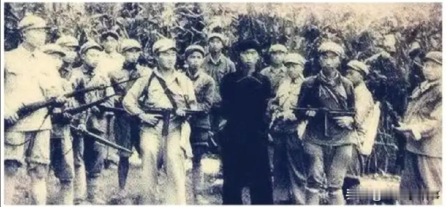 1950年，一野贺兰山剿匪，一名炊事员，给俘虏绑绳时，笑道：