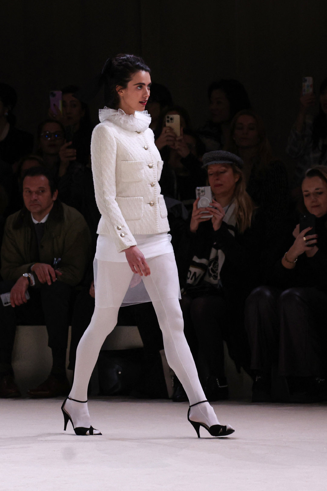 2021年玛格丽特·库里为Chanel2021秋冬高定走秀，担任重磅闭秀婚纱新娘。2024年又为品牌