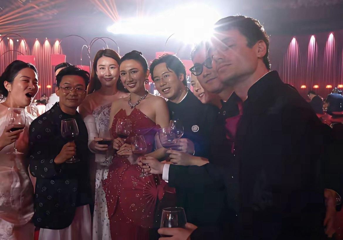 王宝强带女友参加婚礼王宝强携女友冯倩回青岛参加好友婚礼，两人已经在一起好多年了，