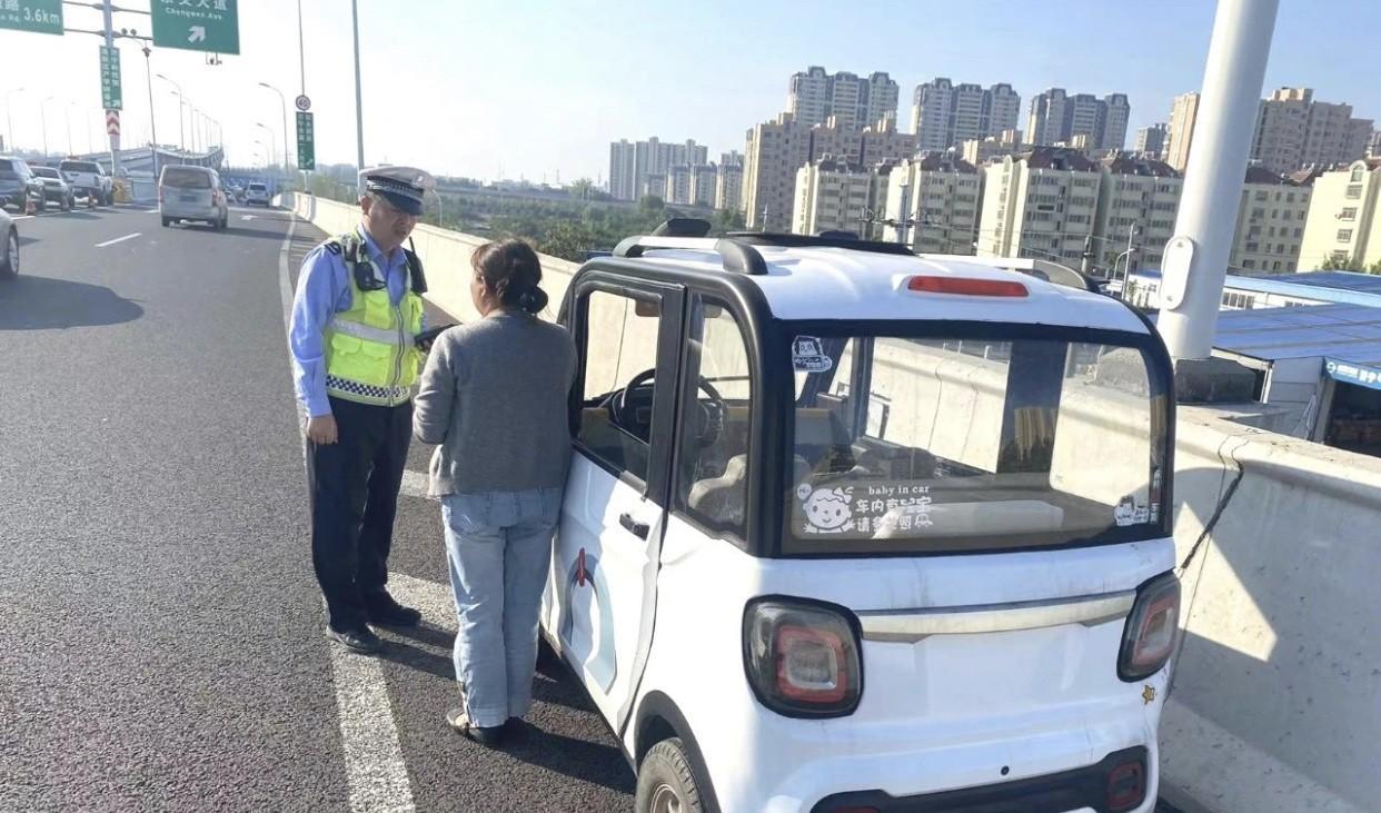 济宁交警终于开始对“老头乐”下手了，根据权威媒体报道，最近几天济宁交警针对“